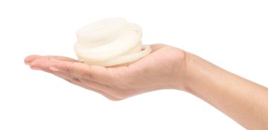 El ele tutuşan soğan beyaz arka planda izole