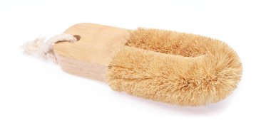 Tahta gövde banyosu fırçası beyaz arka planda izole