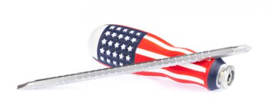 Beyaz arkaplanda Amerikan bayrağı olan tornavida