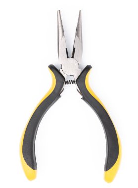 Yuvarlak burun pensesi beyaz arka planda izole edilmiş.