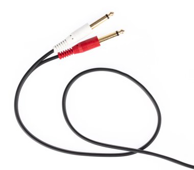 Beyaz arkaplanda iki jack stereo ses kablosu 6.5 mm izole edilmiş.