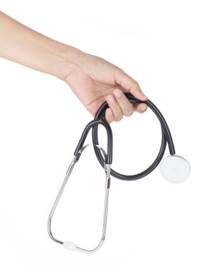 Beyaz arkaplanda el ele tutuşan steteskop izole edildi