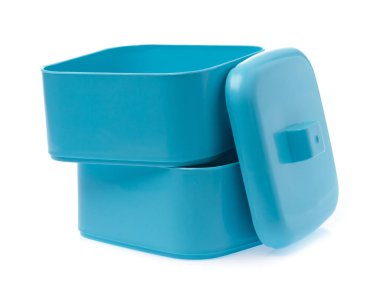 Mavi plastik tiffin taşıyıcısı beyaz arkaplanda izole edildi