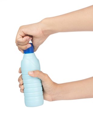 Deterjan ya da yer temizleyicisi için plastik şişeyi tutan el.