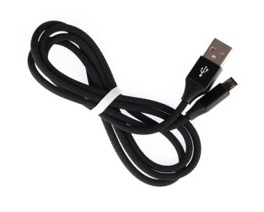 Akıllı telefon için siyah USB kablosu beyaz arkaplanda izole edildi.