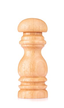 Biber için ezilmiş ahşap şişe beyaz arka planda izole edilmiş.
