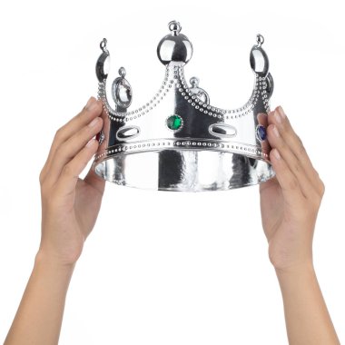 Gümüş Taç 'la el ele tutuşup, izole edilmiş bir mücevher. 