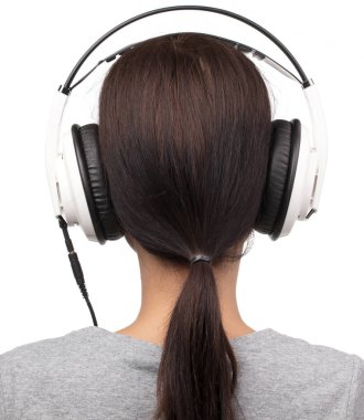Kulaklıkla müzik dinleyen kadın beyaz arka planda izole edilmiş.