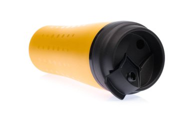 Beyaz arka planda izole edilmiş plastik spor su şişesi