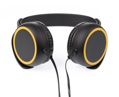 Beyaz arkaplanda izole kulaklıklar