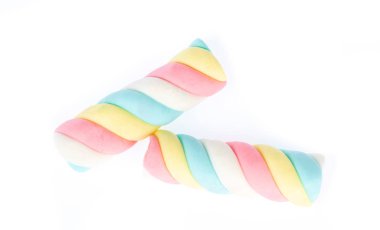 Beyaz arkaplanda izole edilmiş renkli şekerlemeler