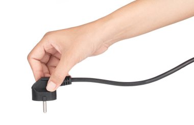 Beyaz arkaplanda el ele tutuşan elektrik prizi izole edildi