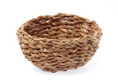 Boş hasır sepet beyaz arkaplanda izole edildi