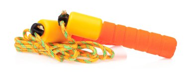 Beyaz arkaplanda izole edilmiş bir egzersiz için ip atlanıyor