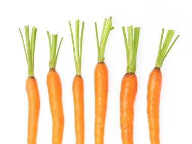 Beyaz arka plan üzerinde izole taze bebek havuç.