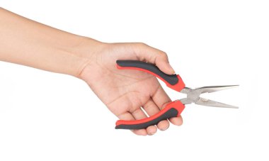 Beyaz arkaplanda kırmızı pense izole edilmiş.