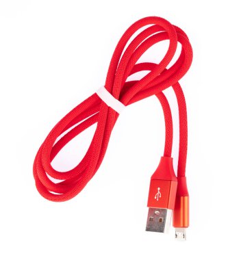 Beyaz arka plan üzerinde izole smartphone için kırmızı Usb kablosu.