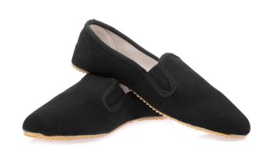 Siyah boş ayakkabılar beyaz arkaplanda izole bir şekilde duruyor