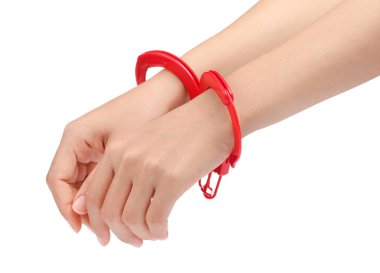 Kelepçeli insan elleri beyaz arka planda izole edilmiş.