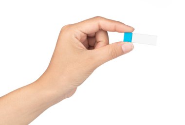El ele tutuşan USB flaş bellek beyaz bir arkaplanda izole. 