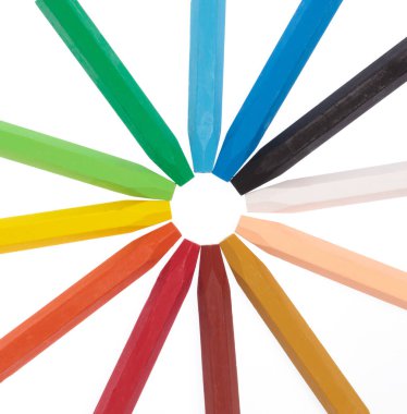 Beyaz arkaplanda izole edilmiş renkli tebeşir.