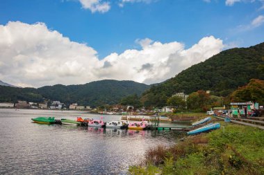 Japonya - 19 Ekim 2016: Dağların Göl manzarası