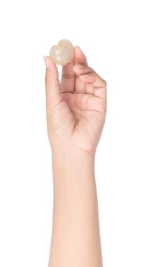 Beyaz arka plan üzerinde izole taze longan tutan el