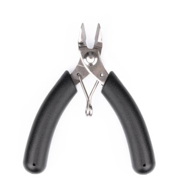 Kırmızı kenar kesme pensesi beyaz arkaplanda izole edildi