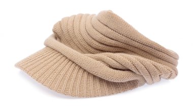 Kahverengi örgü yün şapka beyaz arkaplanda izole edilmiş.