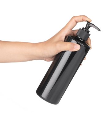 Beyaz zemin üzerinde izole pompa ile siyah plastik kap el ele