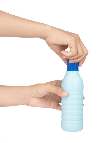 세제나 바닥에 있는 액체 세제용 플라스틱 병을 들고 손을 잡는 모습 — 스톡 사진