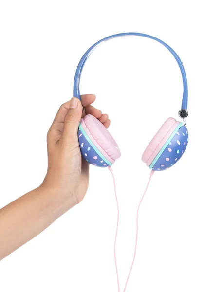 Mano sosteniendo auriculares azules con color pastel rosa aislado en — Foto de Stock