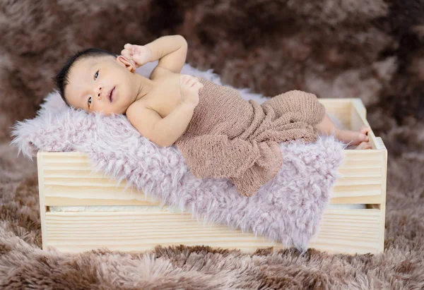 Retrato de bebé lindo acostado dormido en caja de madera . —  Fotos de Stock