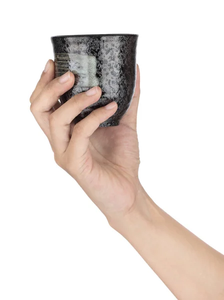 Hand holding Zwart van thee kopje geïsoleerd op een witte achtergrond — Stockfoto