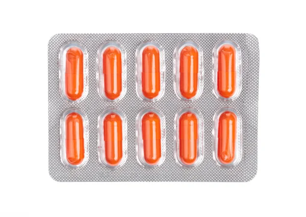 Un panel de capsules orange médicinalesisolées sur fond blanc. — Photo