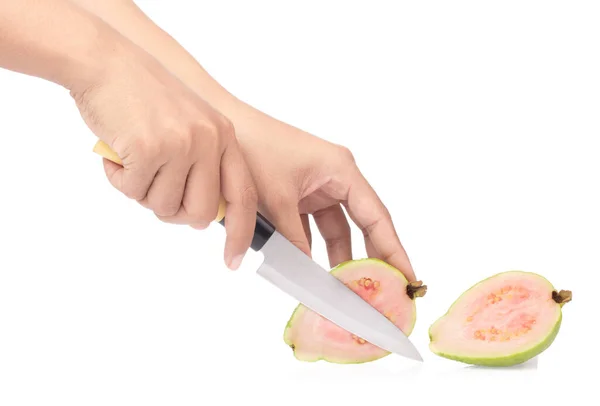 Női kéz vágás Guava gyümölcs szelet elszigetelt fehér backgro — Stock Fotó