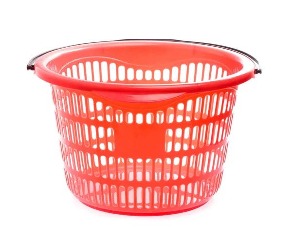Roter Kunststoffkorb isoliert auf weißem Hintergrund — Stockfoto