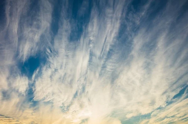 구름 과 하늘을 가로지르는 하늘 파란색 과 주황색의 태양 빛 — 스톡 사진