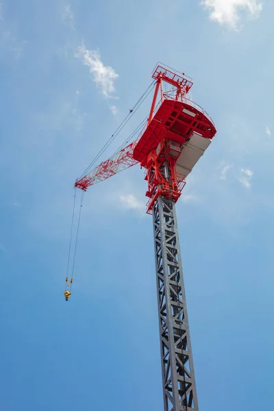 Crane and construction of building — Stock Photo, Image