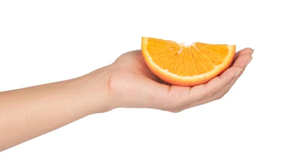 Mão segurando fatia de laranja isolada no fundo branco — Fotografia de Stock