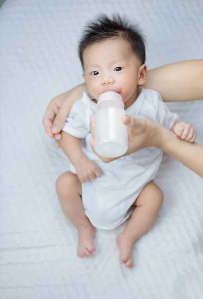 Mamma che allatta il bambino con la bottiglia di latte — Foto Stock