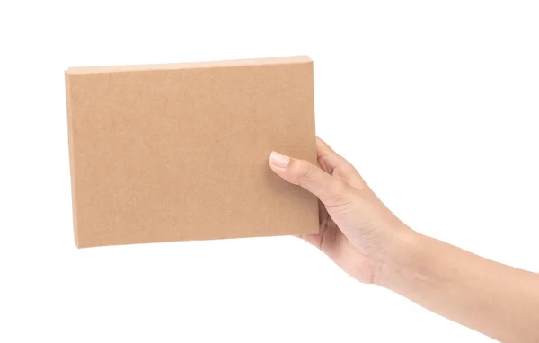 Mano sosteniendo paquete de caja de papel marrón aislado en fondo blanco —  Fotos de Stock