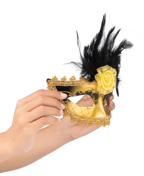 Mão segurando bonito de máscara de carnaval com pena isolada em — Fotografia de Stock
