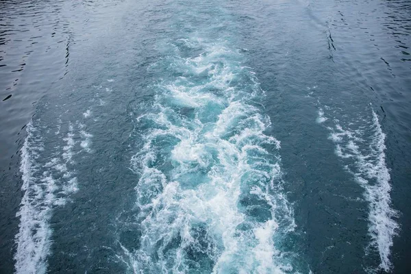 Surface de l'eau derrière le bateau à moteur à déplacement rapide — Photo