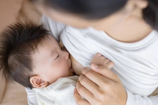 Un bambino che mangia il latte materno. — Foto Stock