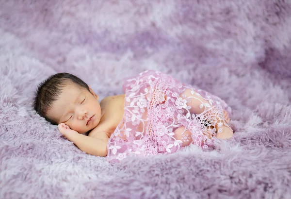 Recién nacido lindo bebé bebé en lana shag alfombra fondo —  Fotos de Stock