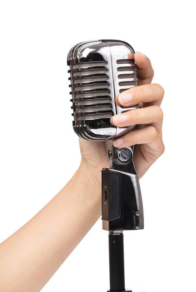 рука держит один ретро-микрофон изолирован на белой backgro
