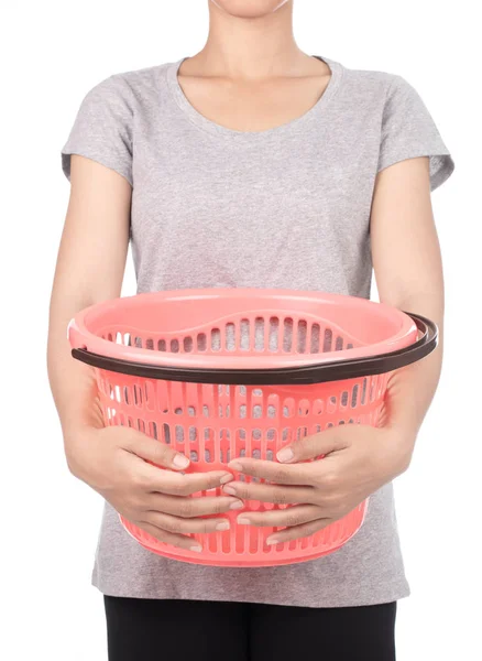 Mão segurando uma cesta de roupa vermelha isolada no fundo branco — Fotografia de Stock