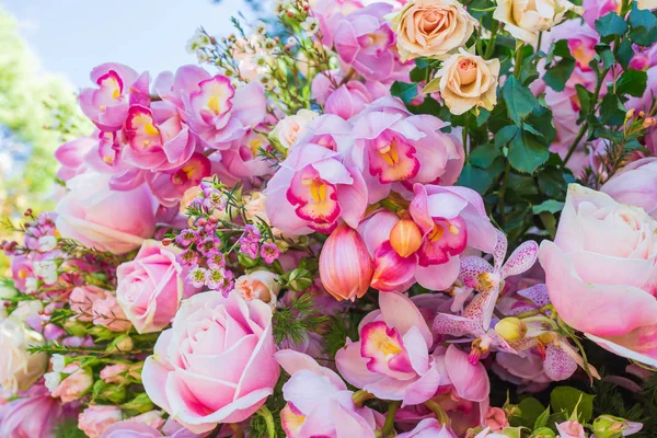Hermosa rosa telón de fondo flores decoración listo para boda cer — Foto de Stock