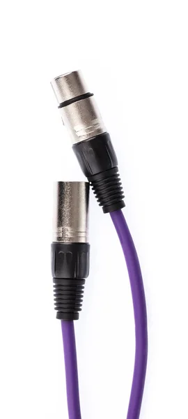 Фіолетовий XLR мікрофонний кабель ізольований на білому тлі — стокове фото
